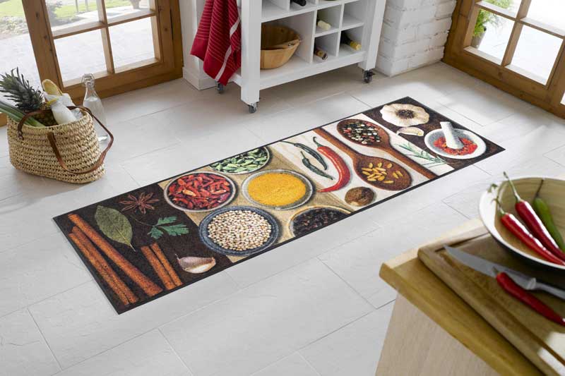 Синтетический ковер на кухне